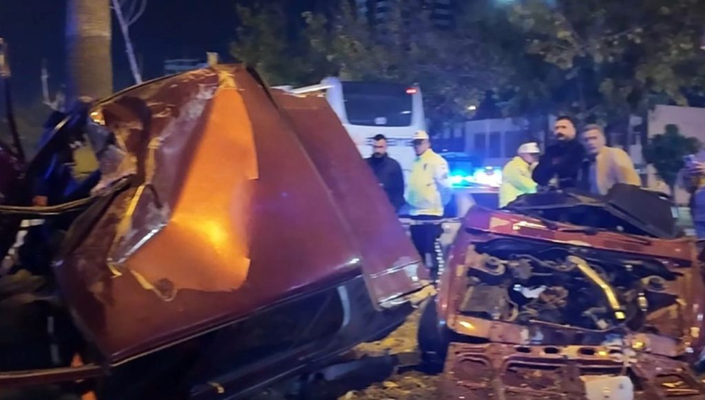 Refüjdeki direğe çarpan otomobil ikiye bölündü: 1 ölü, 2 yaralı – Son Dakika Türkiye Haberleri