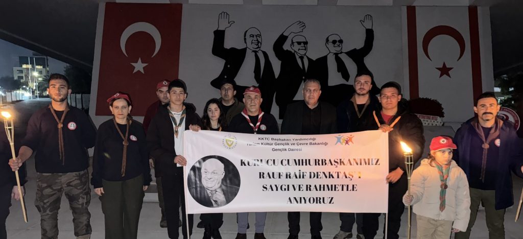 Kıbrıs Türk İzcilik Federasyonu,izci gençlerle birlikte Kurucu Cumhurbaşkanı Denktaş’ın ölüm yıldönümü dolayısıyla kabri başında meşaleli anma töreni gerçekleştirdi – BRTK