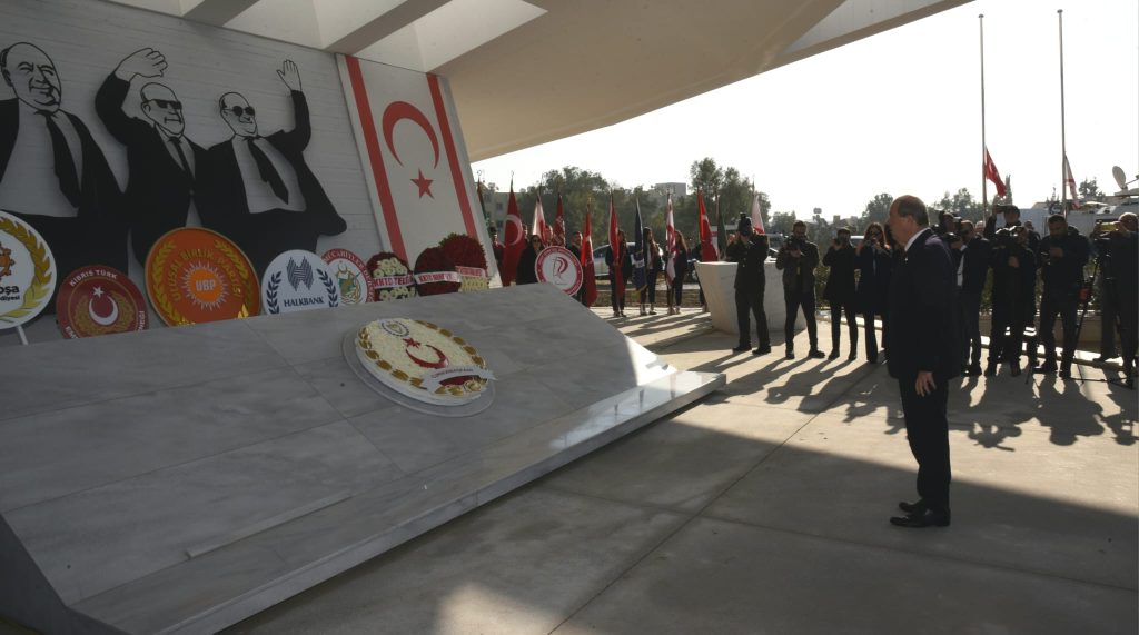 Kurucu Cumhurbaşkanı Denktaş vefatının 13’üncü yıl dönümünde anıt mezarında düzenlenen törenle anıldı – BRTK