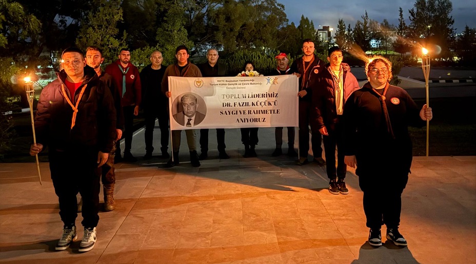 İzciler Dr. Fazıl Küçük’ü kabri başında meşalelerle andı – BRTK