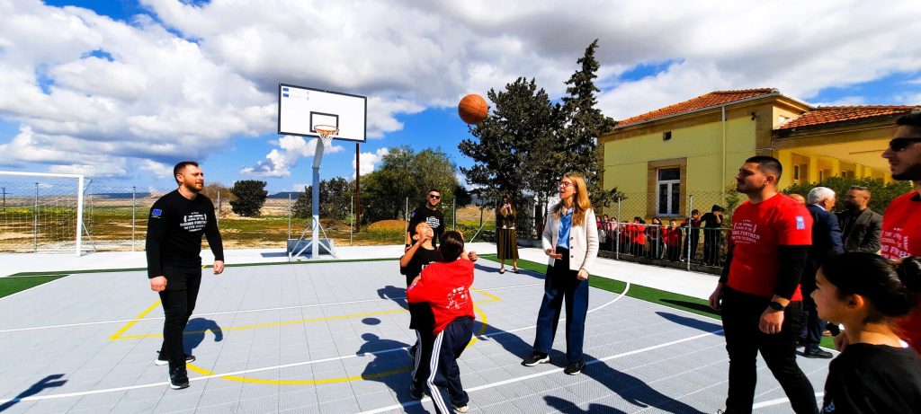 Serhatköy İlkokulu’nda inşa edilen çok amaçlı spor tesisi açıldı – BRTK