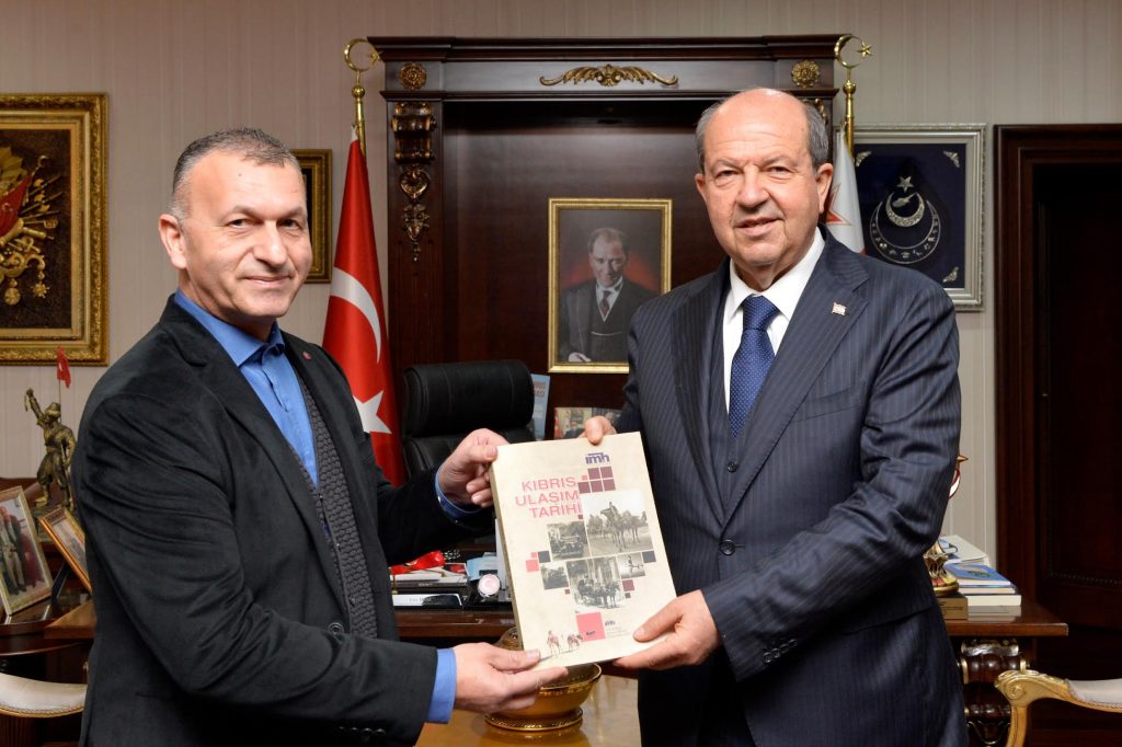 Cumhurbaşkanı Tatar, “Kıbrıs Ulaşım Tarihi” isimli eserin yazarlarından İzzet Derkan’ı kabul etti – BRTK