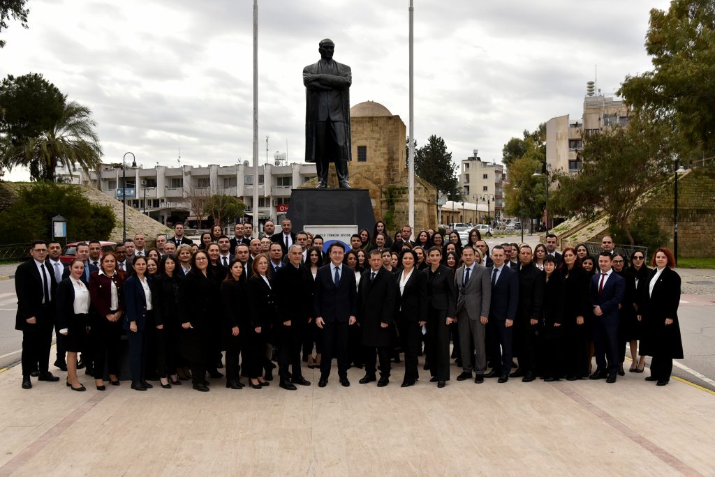 Türkiye İş Bankası KKTC’deki 70. yılını kutluyor… Banka yöneticileri Atatürk Anıtı’na çelenk koydu – BRTK