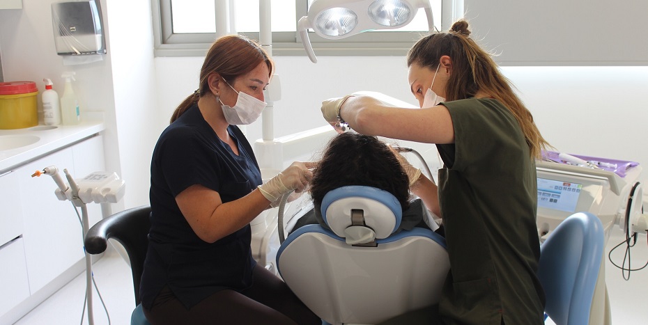 DAÜ, KTTB’ye kayıtlı KKTC vatandaşı diş hekimlerine klinikleri kullanma imkânı sunuyor – BRTK