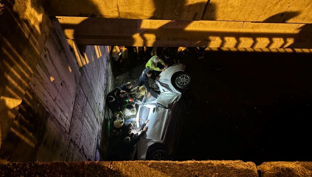 Ümraniye’de 10 metre yüksekten düşen otomobilin sürücüsü kurtuldu – Son Dakika Türkiye Haberleri