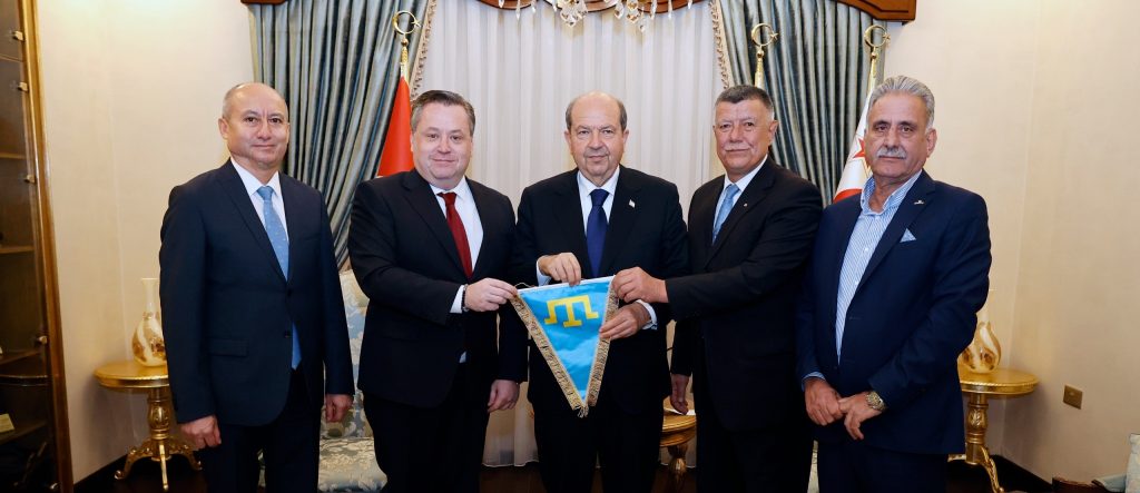 Cumhurbaşkanı Tatar, Eskişehir Odunpazarı Belediyesi Başkan Yardımcısı Olcay ve Eskişehir Kırım Derneği Başkanı Bozkurt ile beraberindekileri kabul etti – BRTK