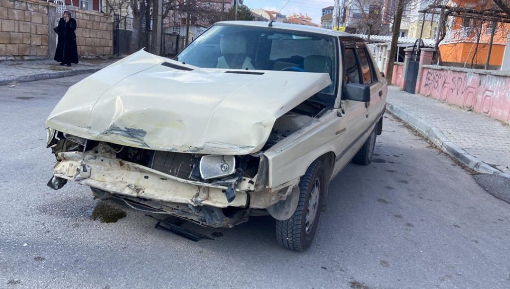 Karaman’da otomobil ile minibüs çarpıştı: 1 yaralı – Son Dakika Türkiye Haberleri