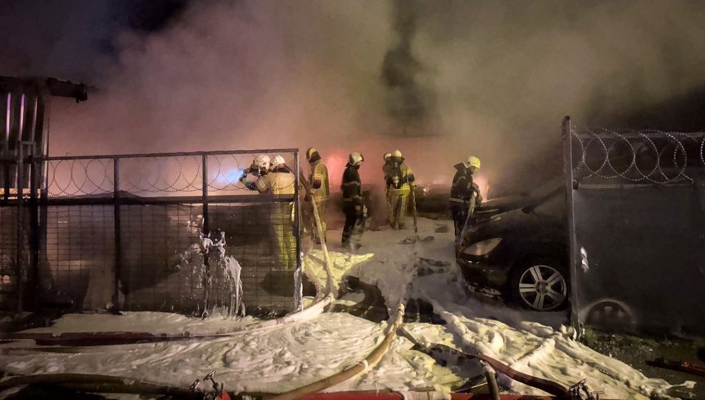 Oto galeri alevlere teslim oldu: 10 araç küle döndü – Son Dakika Türkiye Haberleri