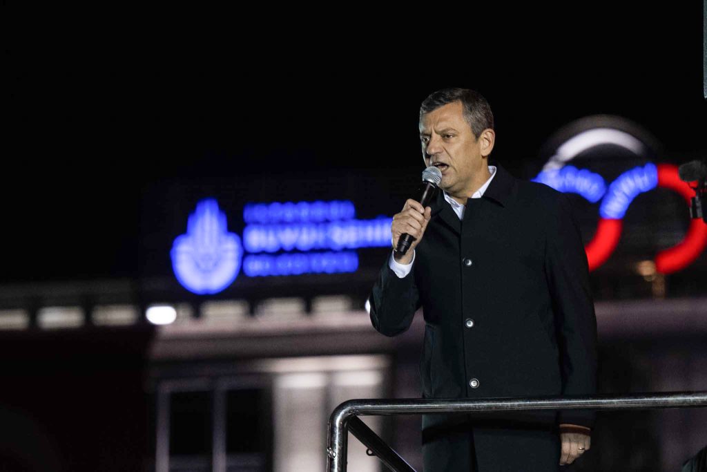 Özgür Özel, Saraçhane’deki İBB binası önünde toplananlara hitap etti – BRTK