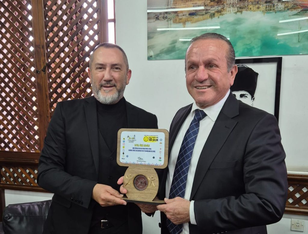 Kıbrıs Türk Halk Dansları Federasyonu’ndan Bakan Ataoğlu’na teşekkür plaketi – BRTK