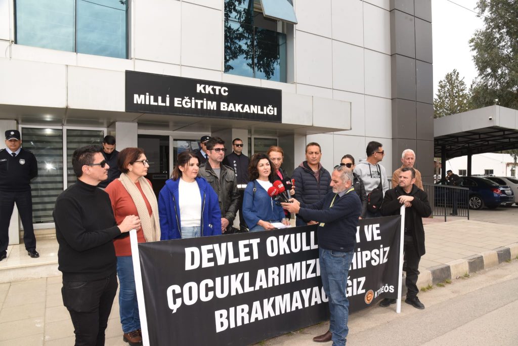 KTOEÖS Milli Eğitim Bakanlığı’na siyah çelenk bıraktı – BRTK