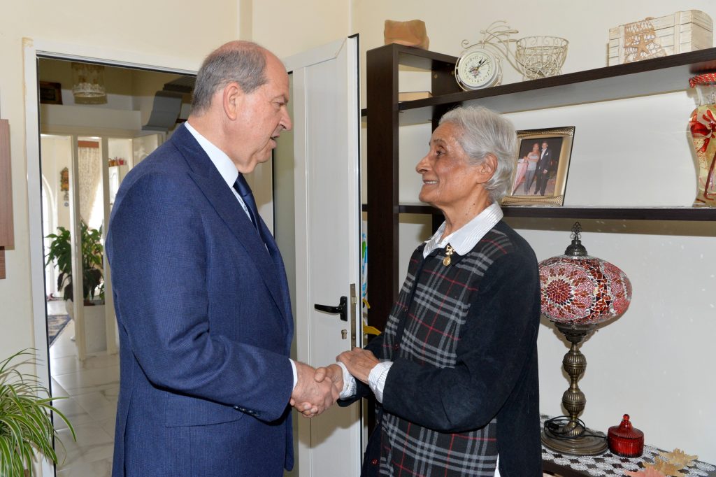 Cumhurbaşkanı Tatar, 8 Mart Dünya Emekçi Kadınlar Günü nedeniyle Ayten Berkalp’i ziyaret etti – BRTK