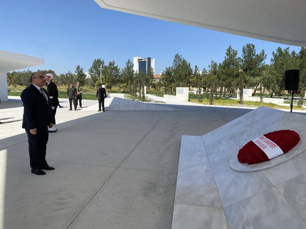 TC Lefkoşa Büyükelçisi Başçeri, Kurucu Cumhurbaşkanı Denktaş’ın anıtına çelenk sundu – BRTK