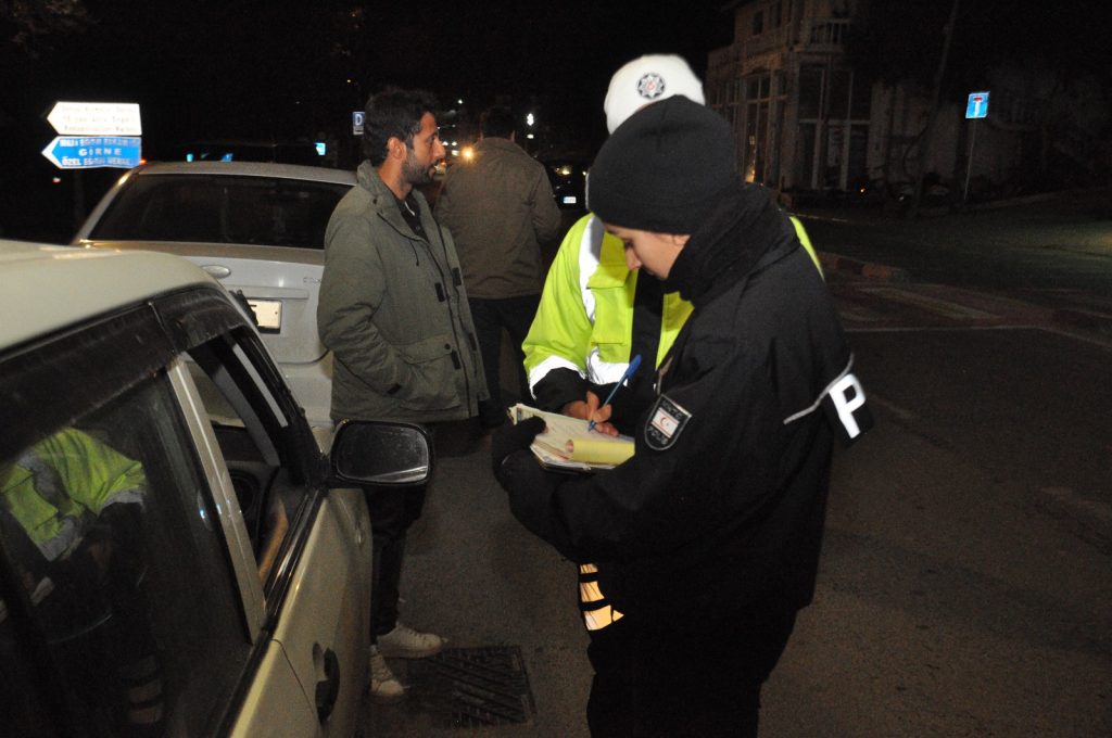 Dört ilçede eş zamanlı asayiş ve trafik denetimi… 846 sürücü rapor edildi, 48 araç trafikten men edildi, 4 kişi tutuklandı – BRTK