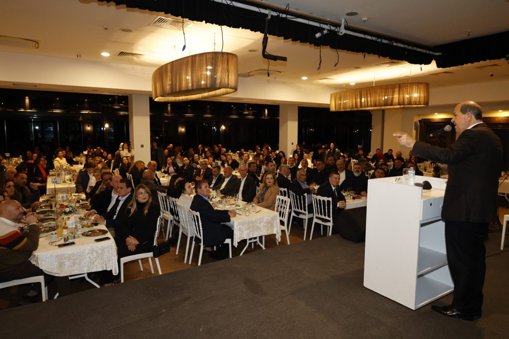 Cumhurbaşkanı Tatar ve eşi Sibel Tatar, UBP Gazimağusa İlçe Örgütü’nün iftar yemeğine katıldı – BRTK