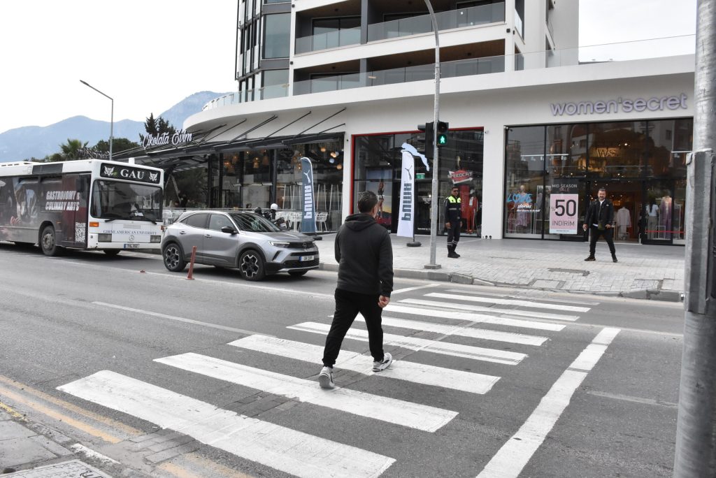 Girne’de Semih Sancar Caddesi’ne yerleştirilen yaya trafik ışığı kullanıma açıldı – BRTK