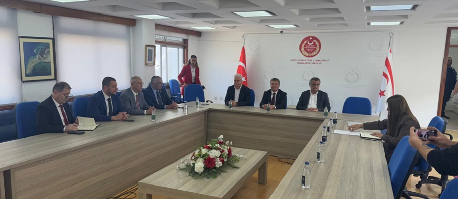 Başbakan Üstel, siyasi parti temsilcileri, öğretmen sendikaları ve Barolar Birliği temsilcileriyle görüşüyor – BRTK