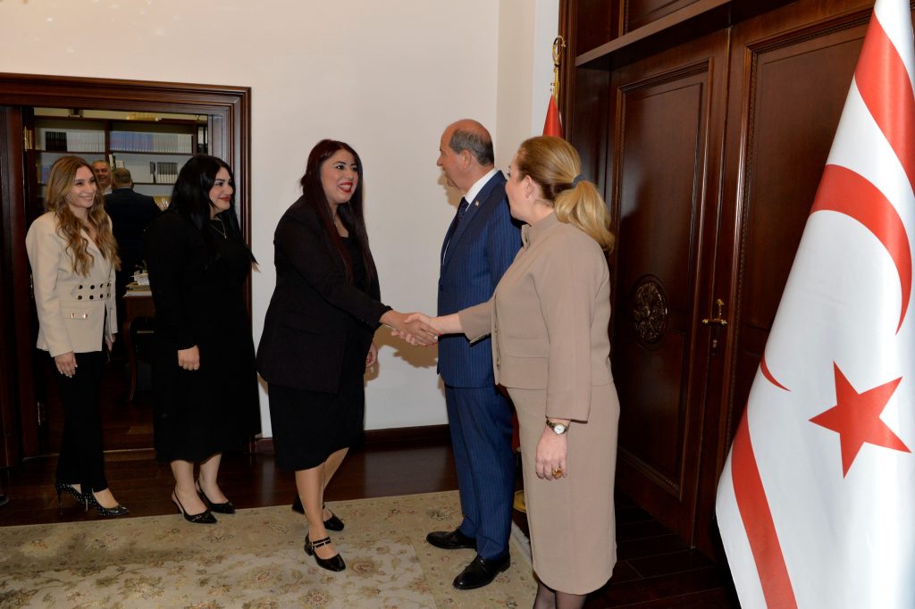 Cumhurbaşkanlığı’nda bayramlaşma… Tatar ve eşi Sibel Tatar, personelle bayramlaştı – BRTK