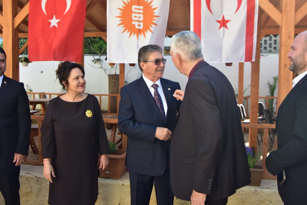 Başbakan Üstel, UBP’nin Köşklüçiftlik’teki Genel Merkezi’nde partililerle bayramlaştı Lefkoşa – BRTK