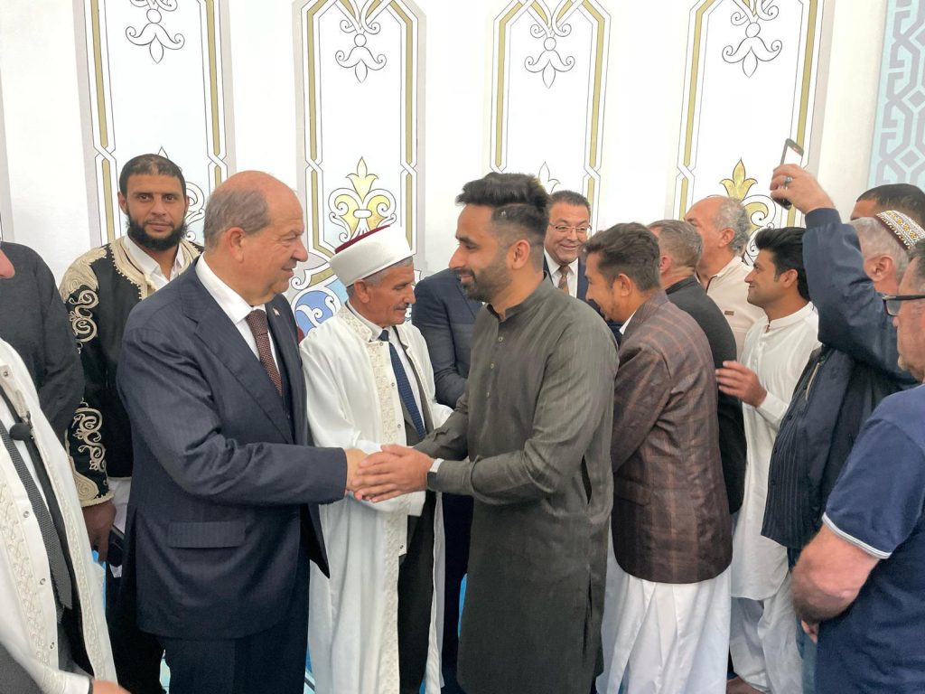 Cumhurbaşkanı Ersin Tatar, Bayram namazını Dr Suat Günsel Camisi’nde kıldı, halkla bayramlaştı – BRTK