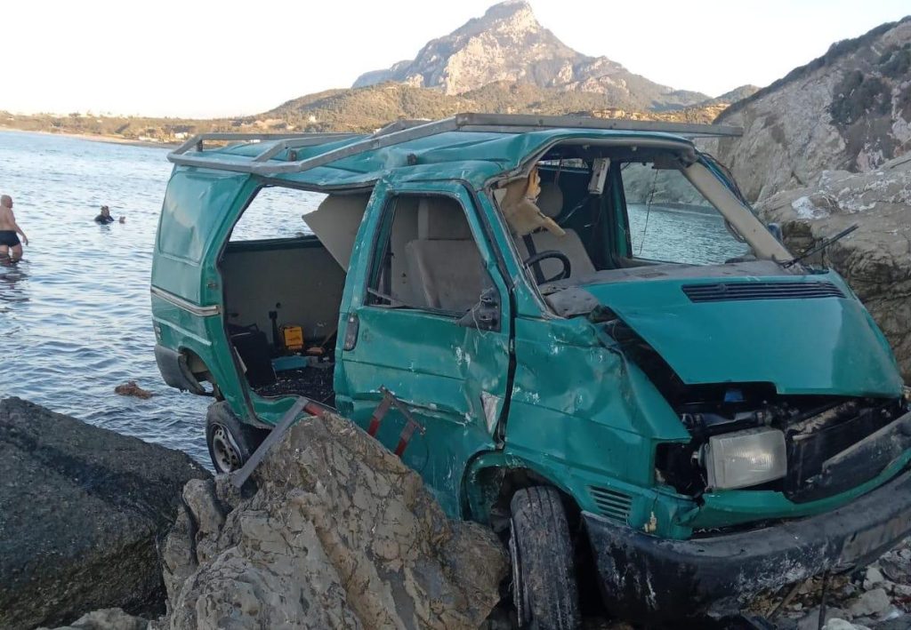 Sadrazamköy’de sürücü uyurken araç uçuruma düştü – BRTK