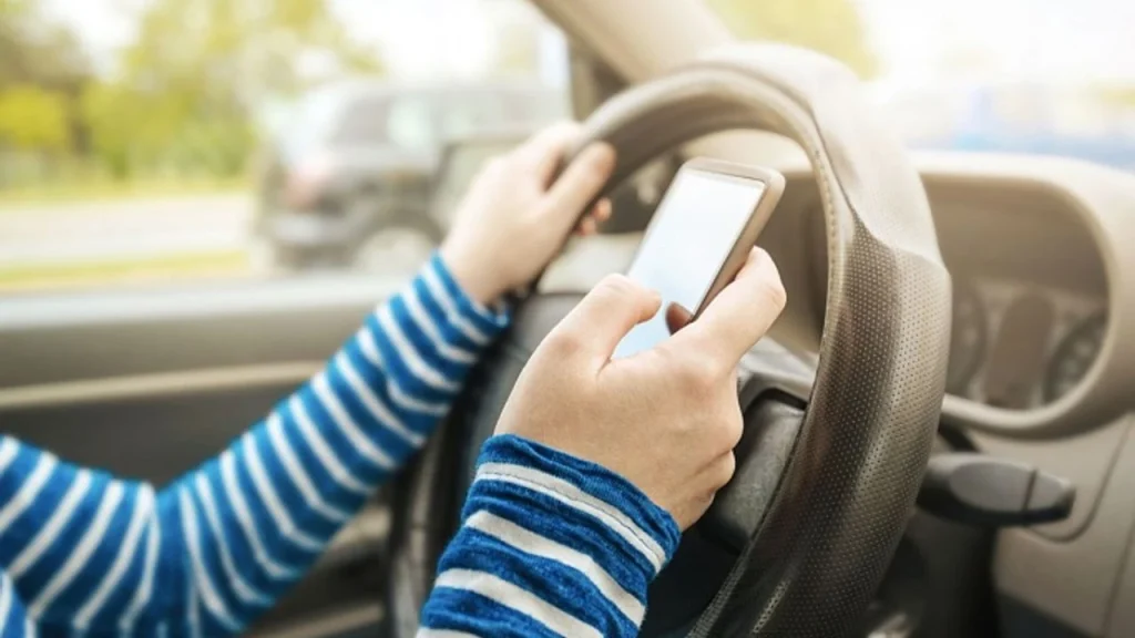 Cep telefonu kullanan sürücüye ceza kesildi – BRTK