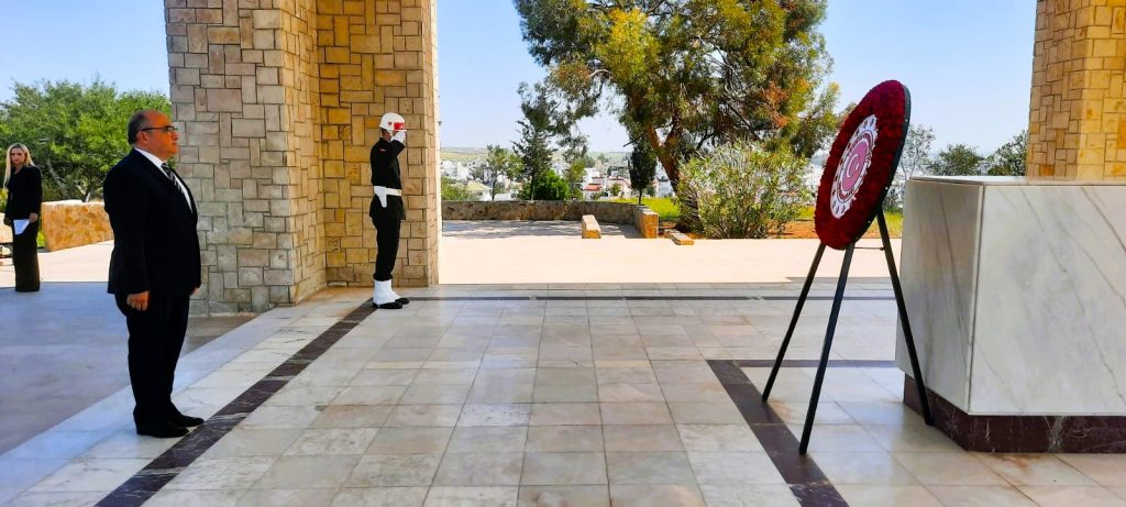 TC Lefkoşa Büyükelçisi Başçeri, toplum lideri Dr. Fazıl Küçük’ün anıtına çelenk sundu – BRTK