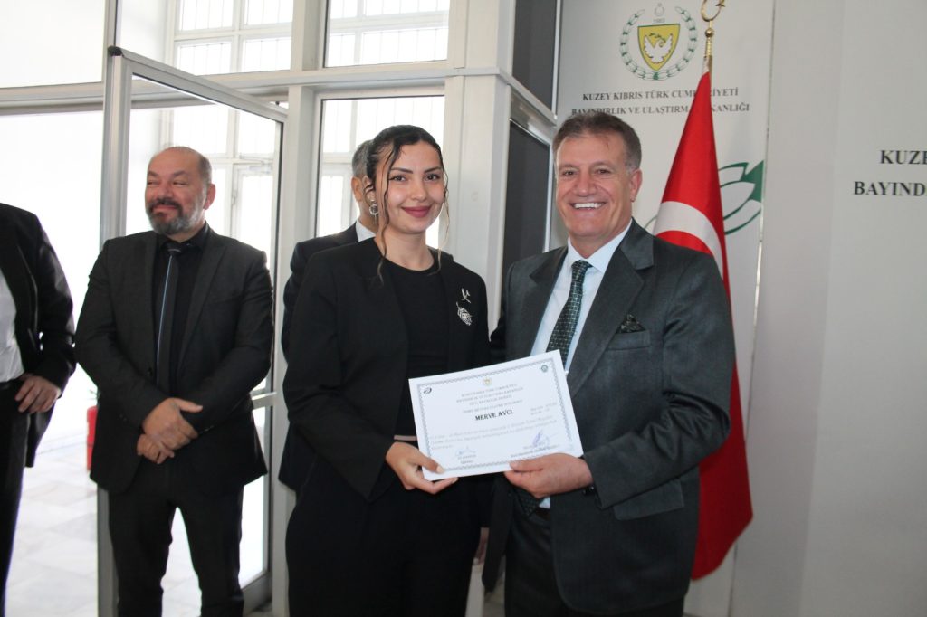 Eğitimlerini tamamlayan Sivil Havacılık Dairesi personeline diplomaları verildi… Arıklı:Sivil Havacılık Dairesi gibi teknik bir birimde insan kaynağının geliştirilmesi, geleceğimizi garanti altına almak demektir – BRTK