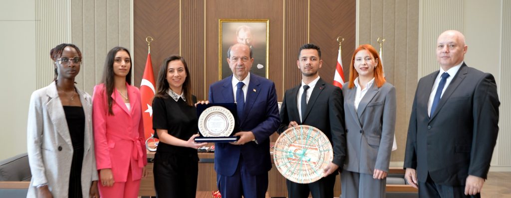 Cumhurbaşkanı Tatar YDÜ Matematik Kulübü Başkanı ve üyelerini kabul etti – BRTK