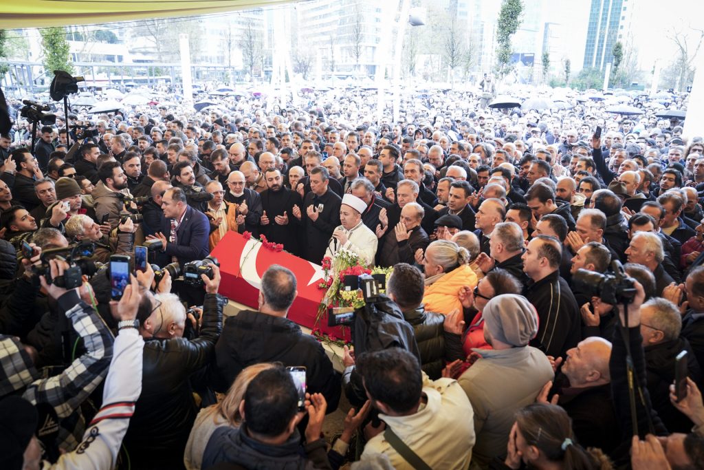 Sanatçı Volkan Konak son yolculuğuna uğurlanıyor – BRTK