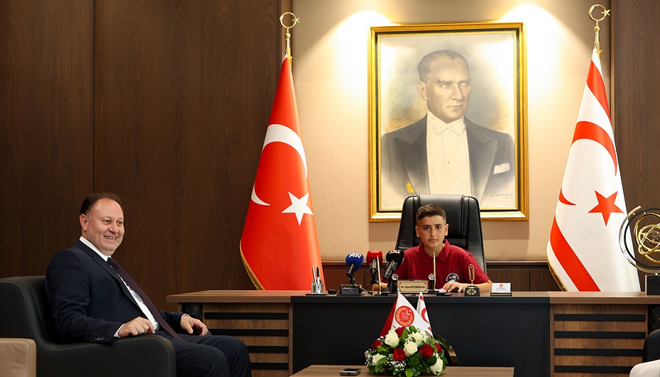 Meclis Başkanı Öztürkler, makamını Dipkarpaz İlkokulu öğrencisi Çınar Güngör’e devretti – BRTK