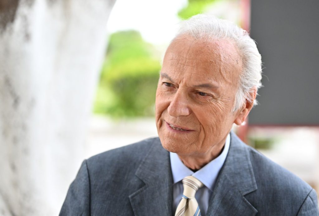 Yeşilçam’ın efsane ismi Ediz Hun, Kıbrıs sevgisini anlattı… “Burası çok huzurlu bir yer, bunu sağlayan da siz Kıbrıslı kardeşlerimsiniz” – BRTK