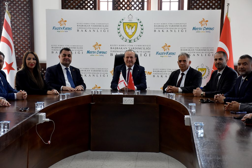 Ataoğlu, AdaKıbrıs’ta Turizm Buluşması organizasyonu kapsamında KKTC’de bulunan TÜRSAB Heyeti ile KITSAB heyetlerini kabul etti:’ Lansman etkinlikleri ile amacımız KKTC’yi Türkiye halkına tanıtmak’ – BRTK