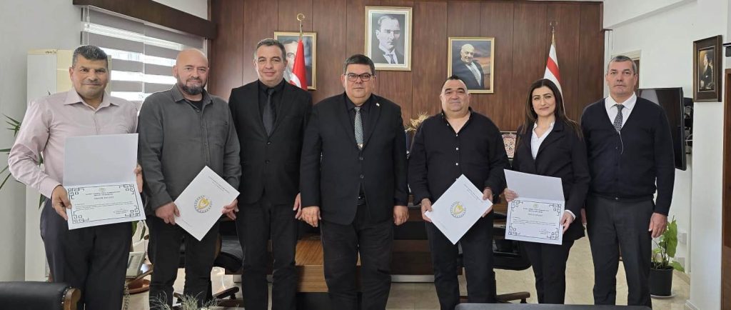 Maliye Bakanı Özdemir Berova 4 gümrük personeline başarılarından dolayı takdir belgesi verdi – BRTK