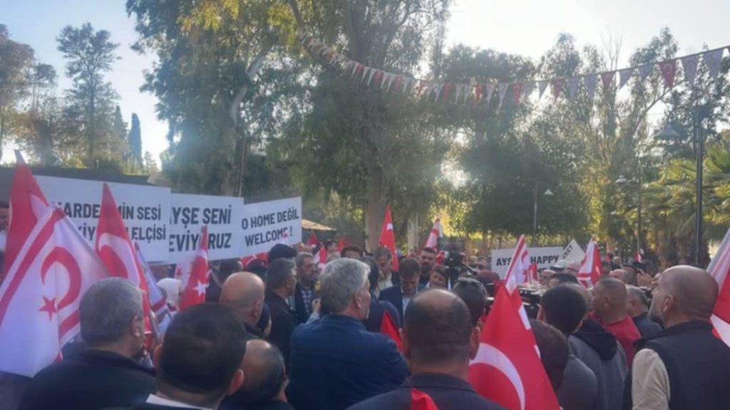 YDP Lefkoşa İlçe Teşkilatı Büyükelçilik önünde eylem yapıyor – BRTK