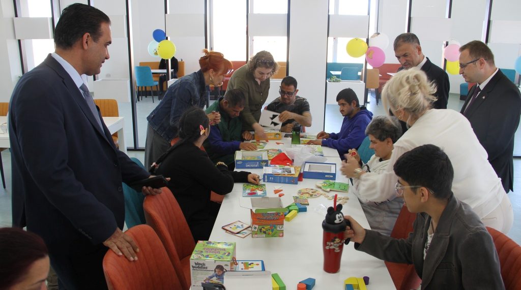 Engelsiz Yaşam Evi’nde gençler oyunlarla eğitim derslerini tamamlayarak sertifikalarını aldılar…Gardiyanoğlu:Engelsiz Yaşam Evi’ni her seferinde bir adım ileride görmek gurur verici – BRTK