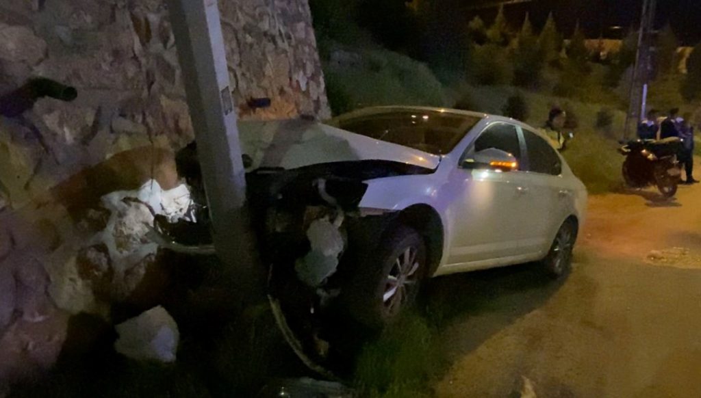 Otomobil aydınlatma direğine çarptı: 2 yaralı – Son Dakika Türkiye Haberleri