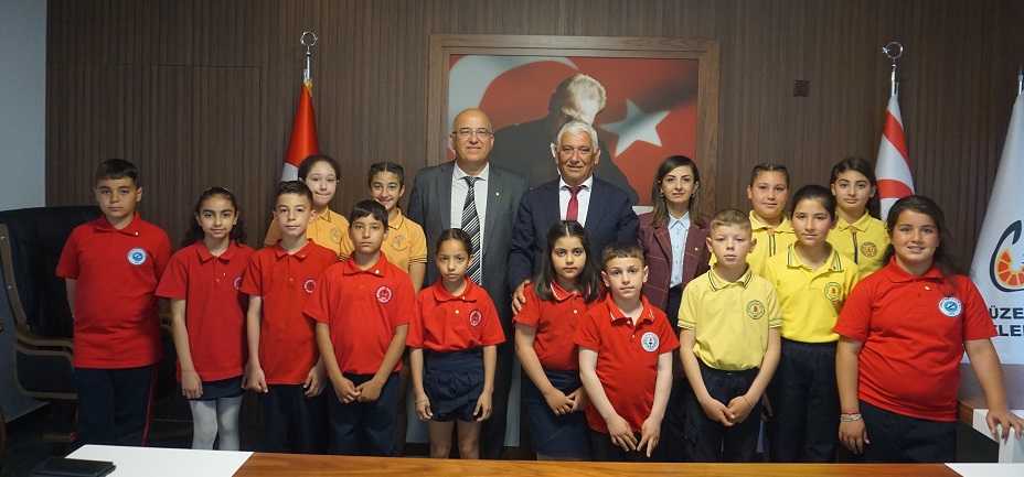 Öğrencilerden oluşan heyet Güzelyurt Belediye Başkanı Mahmut Özçınar’ı ziyaret etti – BRTK