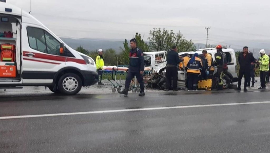Denizli’de feci kaza: İki araç kafa kafaya çarpıştı – Son Dakika Türkiye Haberleri