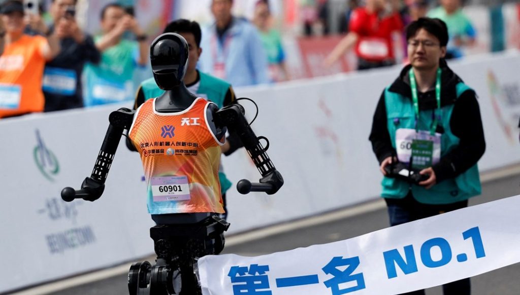 Çinli robotlar insanlara karşı maraton koştu: Yapay zekada çıta yükseliyor – Son Dakika Teknoloji Haberleri