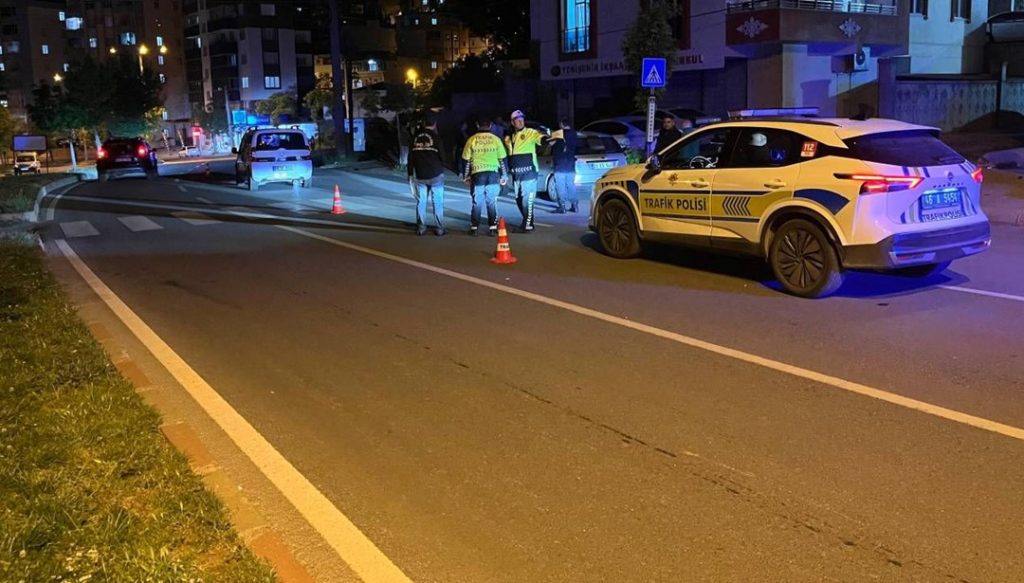 Otomobil anne ve kızına çarptı – Son Dakika Türkiye Haberleri