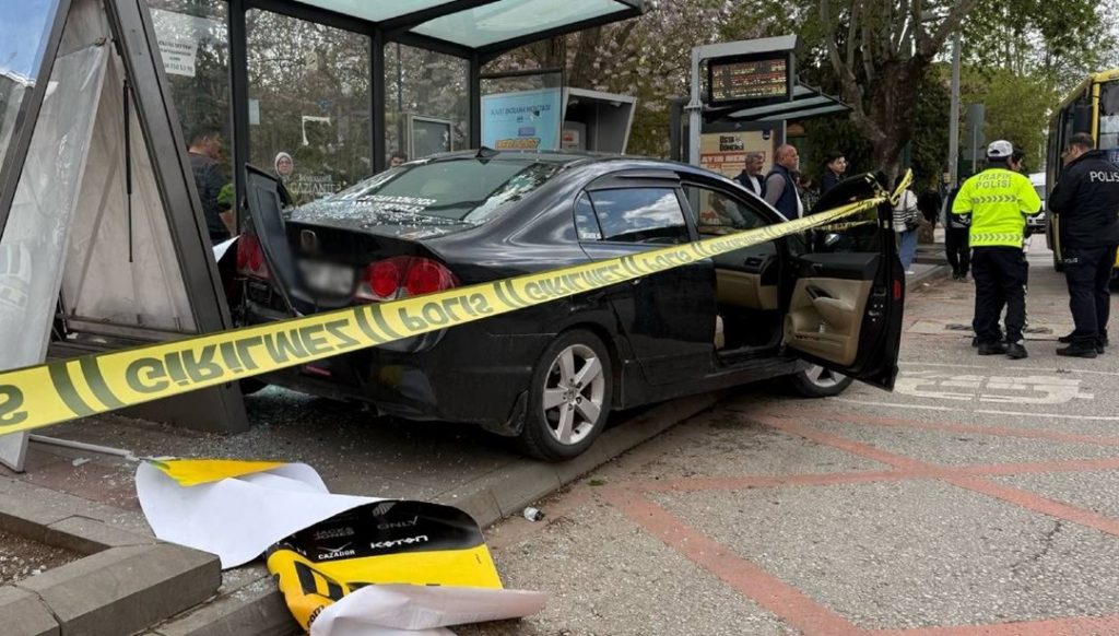 Sürücüsünün hakimiyetini yitirdiği otomobil otobüs durağına daldı – Son Dakika Türkiye Haberleri