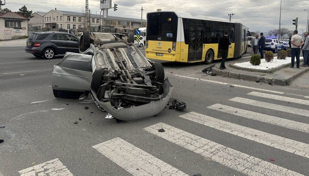 Belediye otobüsü ile otomobil çarpıştı – Son Dakika Türkiye Haberleri