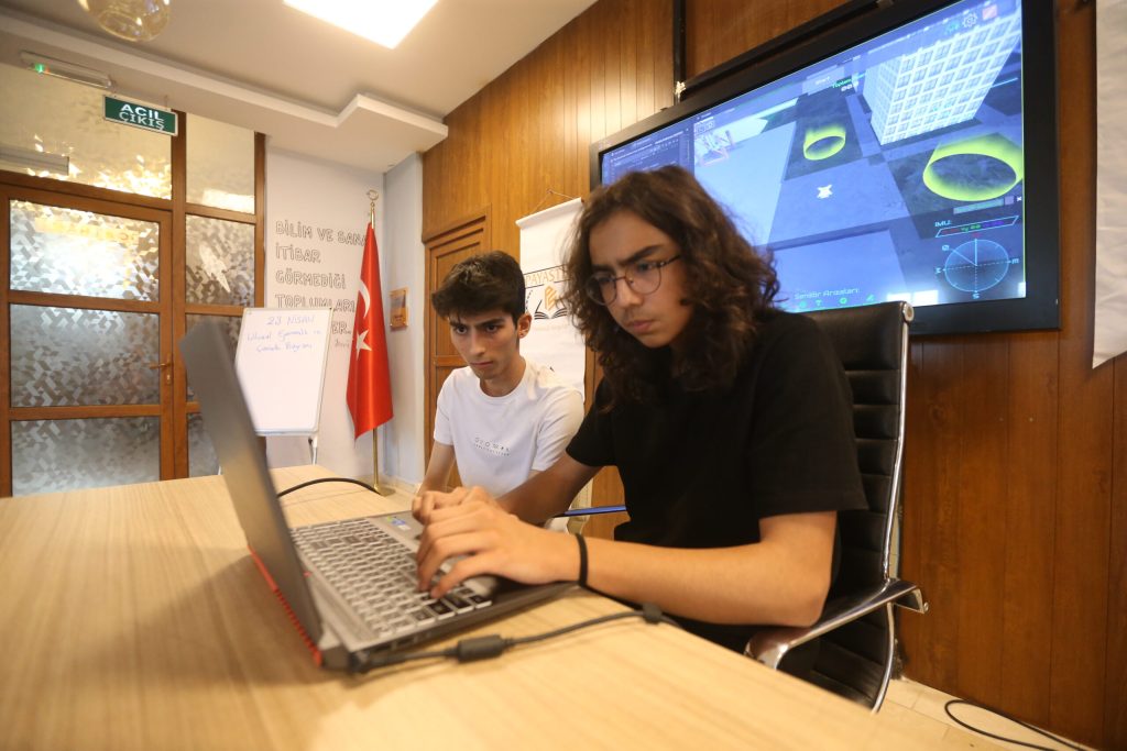 Hataylı öğrenciler TEKNOFEST’in Uçan Araba Simülasyon Yarışması’nda mücadele edecek – BRTK
