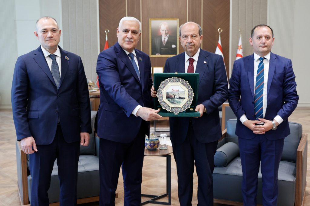 Cumhurbaşkanı Tatar, Azerbaycan Kıbrıs Dostluk Cemiyeti Başkanı ve beraberindeki heyeti kabul etti – BRTK