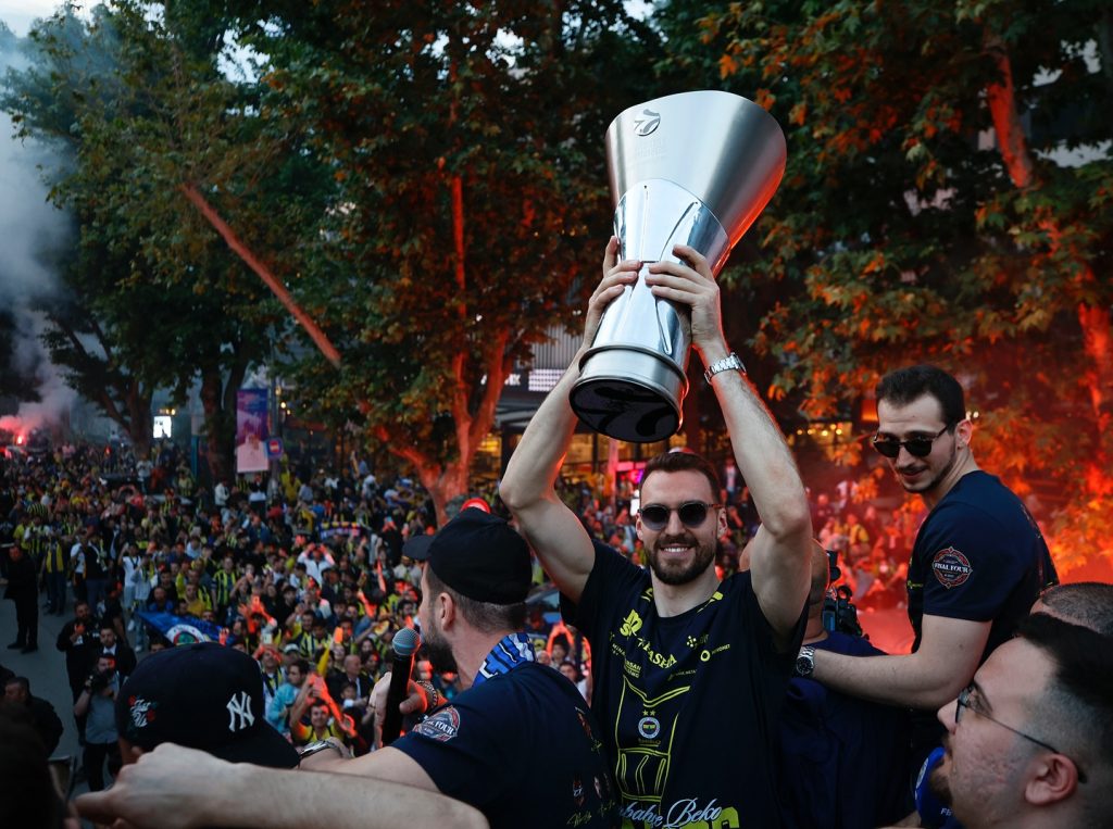 Fenerbahçe Beko’nun Avrupa şampiyonluğu kutlamaları – BRTK