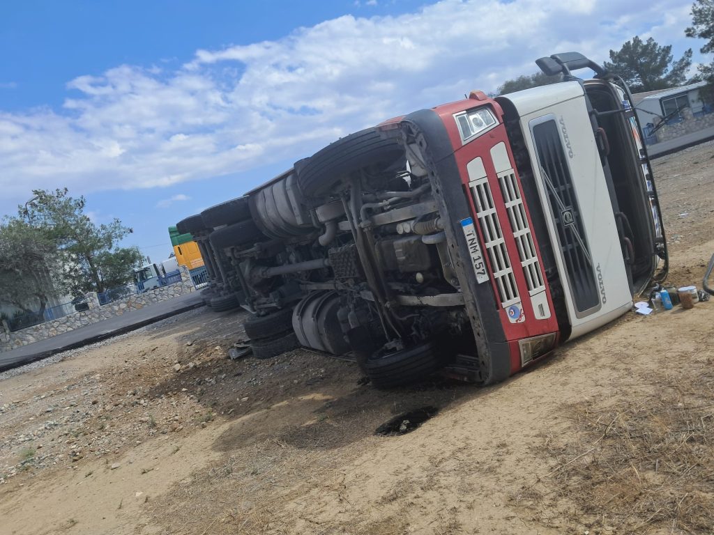 Direksiyon hâkimiyetini kaybeden tır şoförü kaza yaptı – BRTK