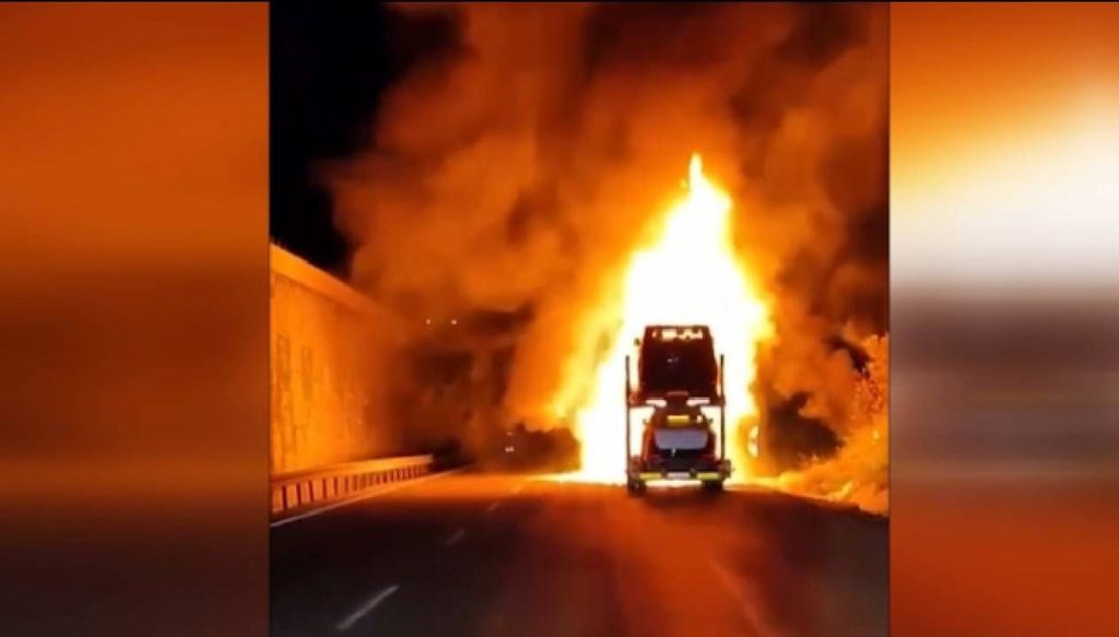 Otomobil yüklü tırda yangın çıktı: 8 araç yandı – Son Dakika Türkiye Haberleri