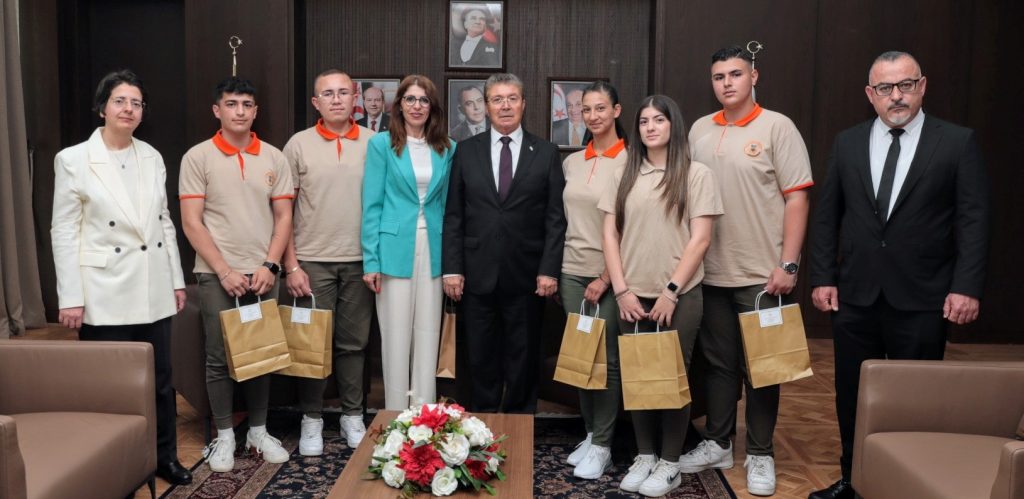 Başbakan Üstel, Esin Leman Lisesi öğretmen ve öğrencilerini kabul etti – BRTK