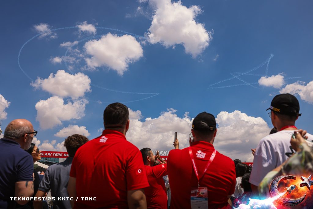 Türk Yıldızları, TEKNOFEST KKTC’nin son gününde ay yıldız oluşturdu – BRTK